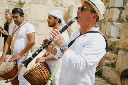 בר מצווה בכותל עם תופים ושופרות